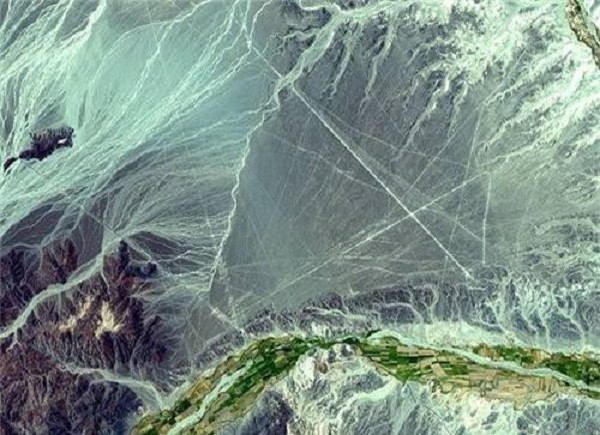 Theo các nhà lý thuyết về du hành vũ trụ cổ đại, những hình vẽ này được sử dụng để định hướng cho tàu vũ trụ khi họ đến và hạ cánh, trong đó, đường kẻ lớn đóng vai trò là đường băng. Erich von Däniken trong cuốn Chariots of the Gods chỉ ra rằng, các hình vẽ trên thực tế là những đường băng hạ cánh cho tàu vũ trụ của các sinh vật ngoài trái đất.