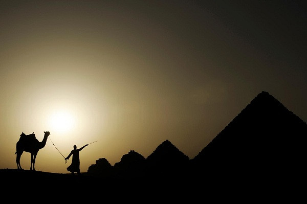 Được xây dựng cách đây hơn 4.500 năm, kim tự tháp tại Giza là những lăng mộ hoành tráng, nơi chôn cất các nữ hoàng và pharaoh Ai Cập cổ đại. Tuy nhiên việc những công trình khổng lồ này được xây dựng thế nào hiện vẫn khiến các nhà khoa học đau đầu.