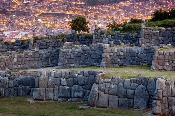 Nằm ở độ cao 3.701 mét, pháo đài 1000 tuổi Sacsayhuamán được xây dựng vô cùng tỉ mỉ: Mỗi khối đá nặng đến 360 tấn, được lấy từ địa điểm cách công trình chính 32 km, rồi gắn kết với nhau chính xác đến hoàn hảo. Chính bởi vậy nhiều người cho rằng con người khó có thể tự tay làm nền điều không tưởng đến vậy, mà là tác phẩm của một nền văn minh cổ địa có sự giúp đỡ của người ngoài hành tinh.