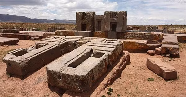 Puma Punku ở Tiwanaku của Bolivia được xem là công trinh còn đáng nể hơn kim tự tháp Ai Cập, gồm những phiến đá khổng lồ được điêu khắc tinh vi, vuông góc, bề mặt nhẵn mịn như những thanh gỗ lớn. Thậm chí nếu quan sát kỹ có thể bắt gặp một số khối cấu trúc đá phức tạp, như thể chúng được tạo ra bởi máy móc hoặc laser, đường hoa văn thẳng tắp, độ sâu đồng đều tuyệt đối.