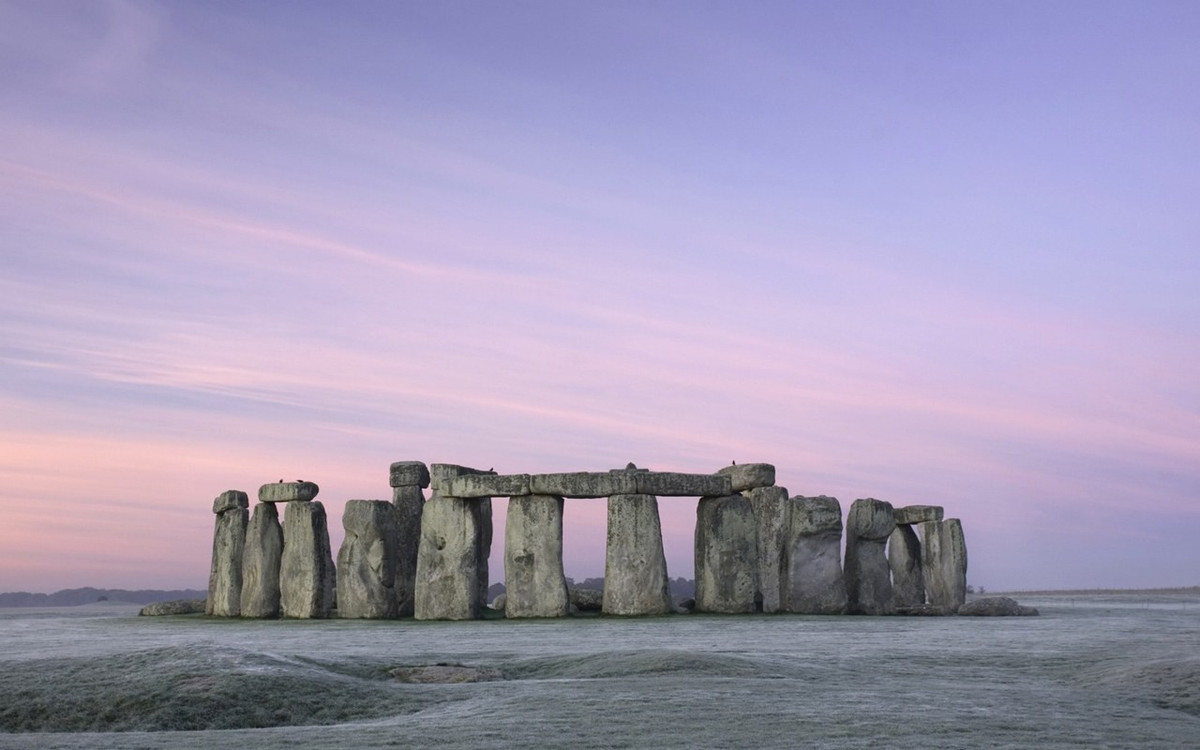 Nếu còn nhớ hình nền huyền thoại này chắc hắn bạn đã già. Bức ảnh chụp Stonehenge - công trình tượng đài cự thạch thời kì đồ đá mới ở Anh.