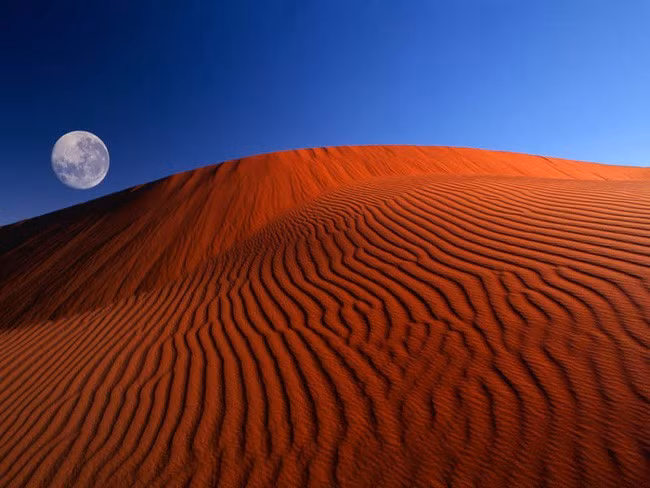 Mặt trăng tròn hoản hảo trên đồi cát đỏ thẫm là hình nền được yêu thích của người dùng Windows XP.