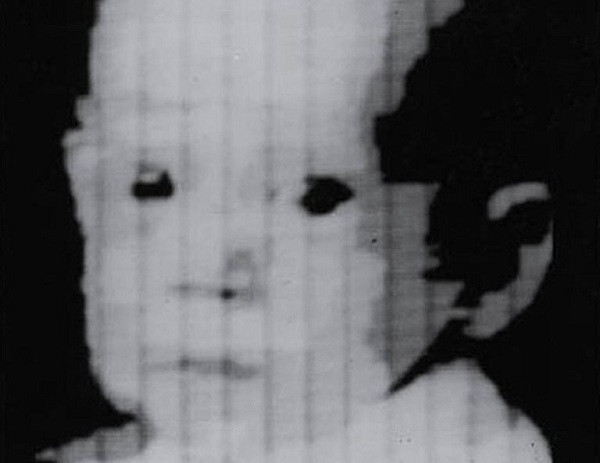 Một trong những bức ảnh đầu tiên của nhân loại khiến người xem rợn tóc gáy là ảnh chụp em bé đáng yêu năm 1957, gần 20 năm trước khi Kodak cho ra đời máy ảnh kỹ thuật số đầu tiên. Hình ảnh này phần nào gợi liên tưởng đến ảnh chụp siêu âm không màu của thời hiện đại ngày nay.