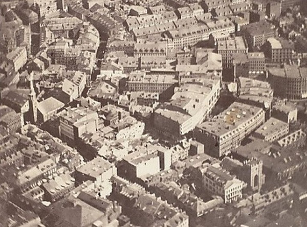 Thời chưa có máy ảnh kỹ thuật số xịn hay flycam hiện đại, con người phải sử dụng cả khinh khí cầu mới cho ra đời một bức ảnh chụp từ trên cao thế này.