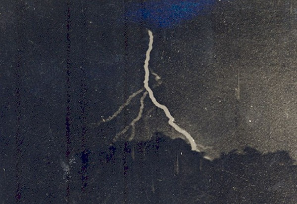 Con người không biết những tia sấm sét có hình dạng thế nào cho đến khi William Jennings cho ra đời bức ảnh này vào năm 1882.