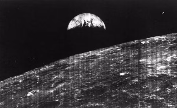 Bức ảnh được chụp trên Mặt trăng 3 năm trước khi Neil Amstrong hiện thực hóa mơ ước của mình: Nhìn Trái đất từ Mặt trăng.