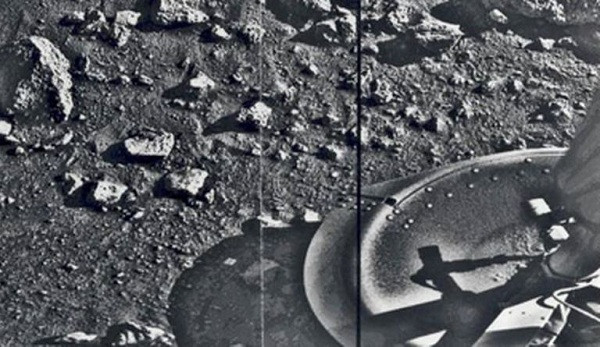 Năm 1976, tàu vũ trụ Viking 1 của NASA đã giúp con người có cái nhìn chân thực hơn về bề mặt sao Hỏa qua tấm ảnh chụp này.