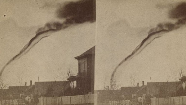 Trông chỉ như một cột khói bay lên từ mái nhà nhưng thật ra đây là hình ảnh một cơn lốc xoáy khi đứng cách 22,5km tại Kansas, Mỹ. Khoảnh khắc này được nhiếp ảnh gia không chuyên A.A. Adams ''chộp'' được vào năm 1883.