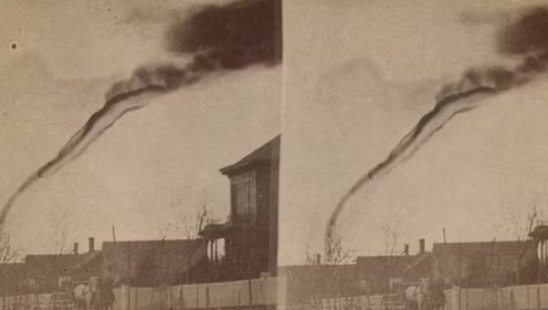 Trông chỉ như một cột khói bay lên từ mái nhà nhưng thật ra đây là hình ảnh một cơn lốc xoáy khi đứng cách 22,5km tại Kansas, Mỹ. Khoảnh khắc này được nhiếp ảnh gia không chuyên A.A. Adams ''chộp'' được vào năm 1883.