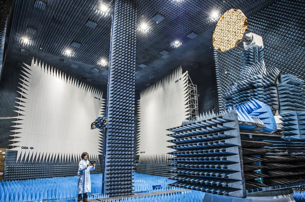 Công trình kỳ quái xuất hiện ở những nơi không tưởng này là phòng nghiên cứu - thử nghiệm âm thanh của NASA. Đây được coi là nơi yên tĩnh nhất Trái đất với độ ồn gần như bằng không, thậm chí có thể nghe thấy tiếng tim đập của mình trong căn phòng siêu yên tĩnh này.