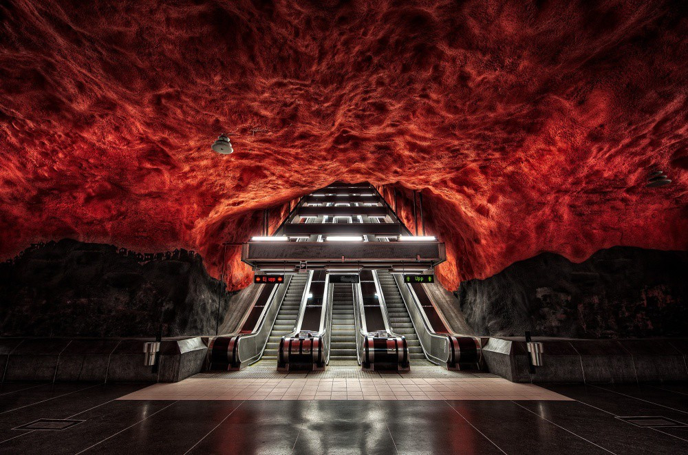 Một trong những công trình quái dị nhất hành tinh - ga tàu điện ngầm xuyên núi đá ở Stockholm, Thụy Điển.
