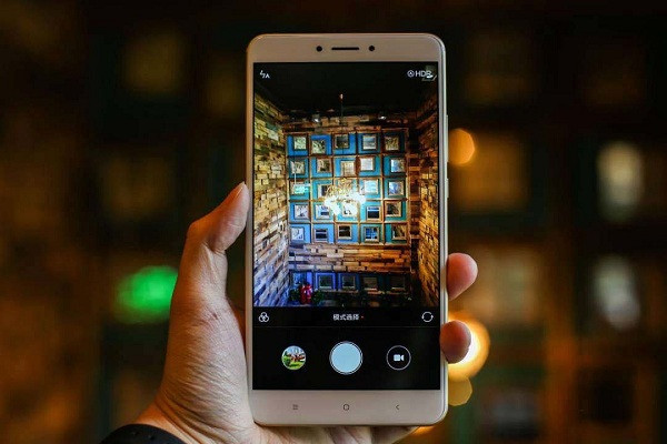 Xiaomi Mi Max 2 với thời lượng sử dụng pin 17 giờ 22 phút đứng ở vị trí thứ hai.