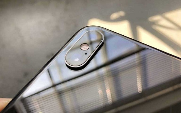 Hai chiếc điện thoại này của Apple đều có tốc độ chụp 0,9 giây/tấm hình, chất lượng hình ảnh cho ra cũng khá chân thực và sắc nét.