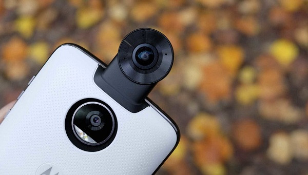 Moto Z2 Play trang bị camera chính 12 MP, khẩu độ lên đến F/1.7 hỗ trợ khả năng lấy theo pha, mất 1,1 giây để chụp một tấm hình.