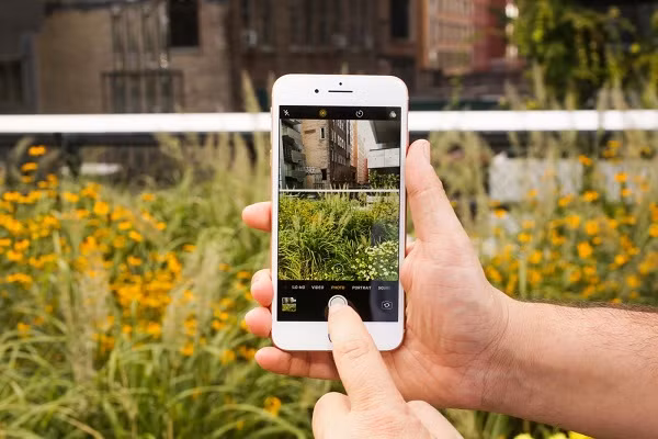 Thêm một cái tên nữa của nhà Táo xuất hiện trong top điện thoại chụp ảnh nhanh nhất thế giới là chiếc iPhone 8 Plus với tốc độ chụp 0,95 giây/tấm hình.