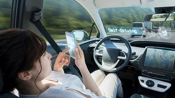 Dự kiến không lâu nữa, những chiếc xe có khả năng tự hành, kết nối Internet hoặc kết nối với nhau se xuất hiện ngày càng nhiều trên đường phố. Con người hy vọng tỉ lệ tai nạn giao thông sẽ giảm tối đa trong tương lai nhờ những chiếc xe này.