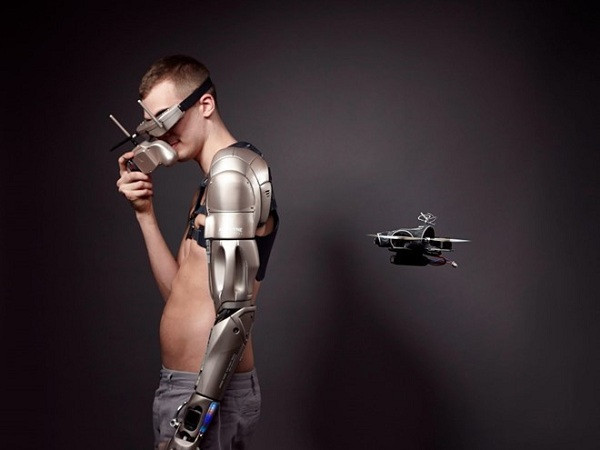 Chi giả thậm chí mang đến những kỹ năng mới cho con người trong 10 năm nữa. Chẳng hạn, James Young - một nhà khoa học 25 tuổi - sử dụng cánh tay giả như một thiết bị điều khiển drone (thiết bị bay không người lái) hoặc một nghệ sĩ người Pháp sử dụng tay giả như một khẩu súng xăm.