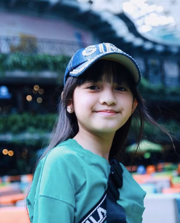 Bà Suzanne có tiền tiết kiệm để hỗ trợ con tiếp tục học sau này và khẳng định rằng, mình và chồng không hề sống dựa vào khoản thu nhập của con gái.