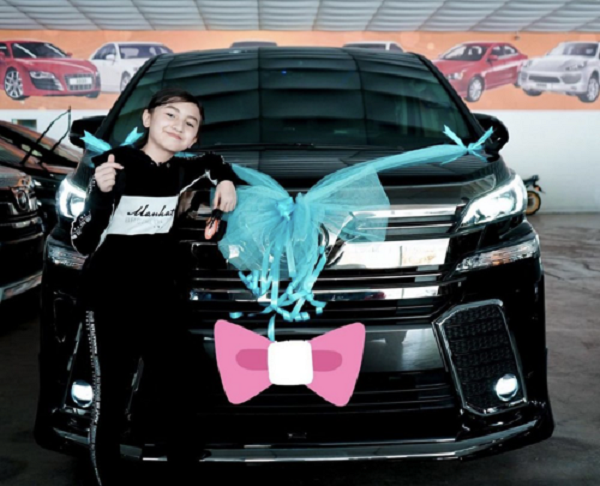 Trên trang Instagram cá nhân có hơn 722.000 người theo dõi, Alyssa Dezek khoe ảnh đứng bên siêu xe sang trọng. Cô bé đã dùng số tiền mình tự kiếm để mua một chiếc ô tô có giá 360.000 RM (gần 2 tỷ đồng), như một món quà tự thưởng cho mình.