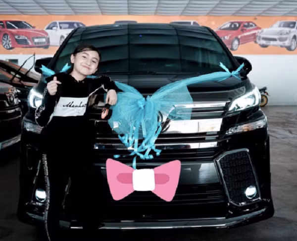 Trên trang Instagram cá nhân có hơn 722.000 người theo dõi, Alyssa Dezek khoe ảnh đứng bên siêu xe sang trọng. Cô bé đã dùng số tiền mình tự kiếm để mua một chiếc ô tô có giá 360.000 RM (gần 2 tỷ đồng), như một món quà tự thưởng cho mình.