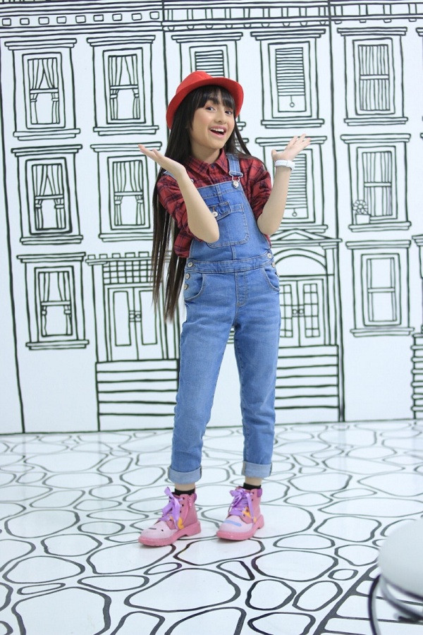 Trước những ý kiến chỉ trích dành cho mình, bà Suzanne Dezek - mẹ của Alyssa cho biết "bản thân luôn tôn trọng mọi quyết định của con cái". Bà cho rằng đó là tiền riêng của Alyssa và cô bé hoàn toàn có quyền mua một chiếc xe để đi lại thoải mái hơn.