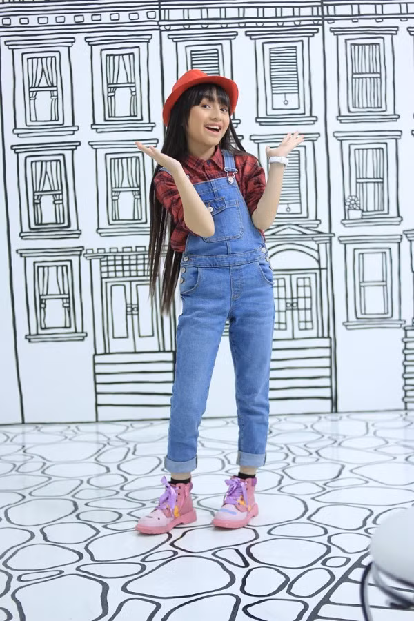 Trước những ý kiến chỉ trích dành cho mình, bà Suzanne Dezek - mẹ của Alyssa cho biết "bản thân luôn tôn trọng mọi quyết định của con cái". Bà cho rằng đó là tiền riêng của Alyssa và cô bé hoàn toàn có quyền mua một chiếc xe để đi lại thoải mái hơn.