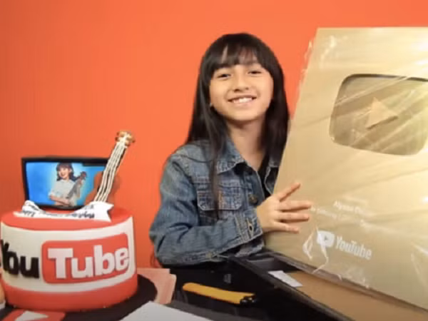 Đến hiện tại, kênh Youtube của Alyssa đã có hơn 3 triệu lượt theo dõi. Không chỉ dừng lại ở việc quay vlog, cô bé đã bắt đầu phát hành các đĩa đơn, xuất hiện trong nhiều chiến dịch quảng cáo và phim ảnh.