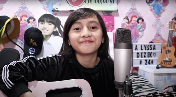 Mới đây, Youtuber nhí 12 tuổi khoe vừa tậu xế hộp tiền tỷ bằng chính thu nhập từ kênh Youtube của mình khiến người hâm mộ trầm trồ.