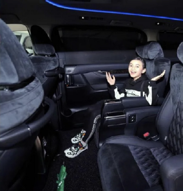 Bên cạnh những lời chúc mừng, khen ngợi về tài năng của cô bé, bài đăng nhận được không ít ý kiến trái chiều khác. Một số cư dân mạng cho rằng bố mẹ của Youtuber 12 tuổi thiếu nghiêm túc trong việc quản lý tài chính của con mình.