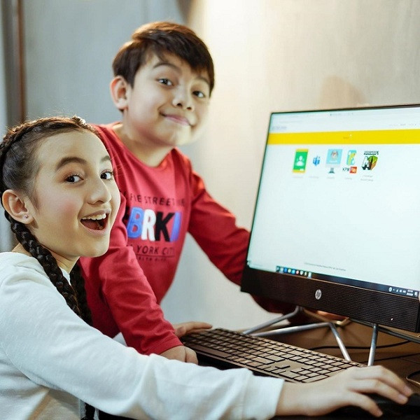 Từ khi mới 5 tuổi, Alyssa đã bắt đầu làm vlog bằng cách cover các ca khúc nổi tiếng và đăng nó lên YouTube. Cô bé nhanh chóng thu hút người hâm mộ bởi khuôn mặt xinh xắn, giọng hát trong trẻo và vẻ dễ thương của mình.