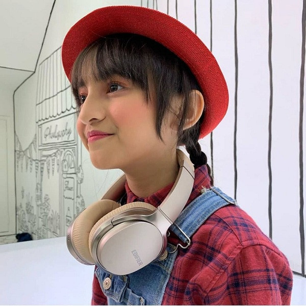 Nhờ bệ phóng Youtube, nữ vlogger nhí tiếp tục lấn sân sang mẫu ảnh và ra đĩa đơn ca nhạc.