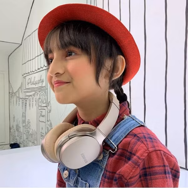 Nhờ bệ phóng Youtube, nữ vlogger nhí tiếp tục lấn sân sang mẫu ảnh và ra đĩa đơn ca nhạc.