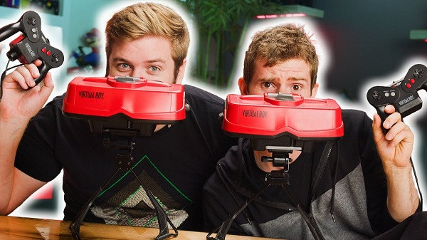 Vào thời điểm năm 1995, Virtual Boy là máy chơi game tiên tiến nhất từng được phát hành, mở đường cho sự ra đời của Oculus. Thế nhưng sự hạn chế về công nghệ đã khiến người dùng Virtual Boy cảm thấy như bị tra tấn mỗi khi chơi game.