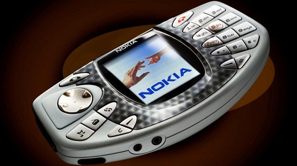 Nokia N-Gage là một trong những cỗ máy game được cho là thất bại nhất lịch sử mặc dù thiết kế của sản phẩm cùng các trò chơi đi kèm không hề tệ. Ra mắt vào năm 2003 và nhanh chóng lụi tàn vì nhiều lý do khác nhau, N-Gage chỉ bán được khoảng 5.000 thiết bị trong 2 tuần đầu tiên sau đó dần biến mất.