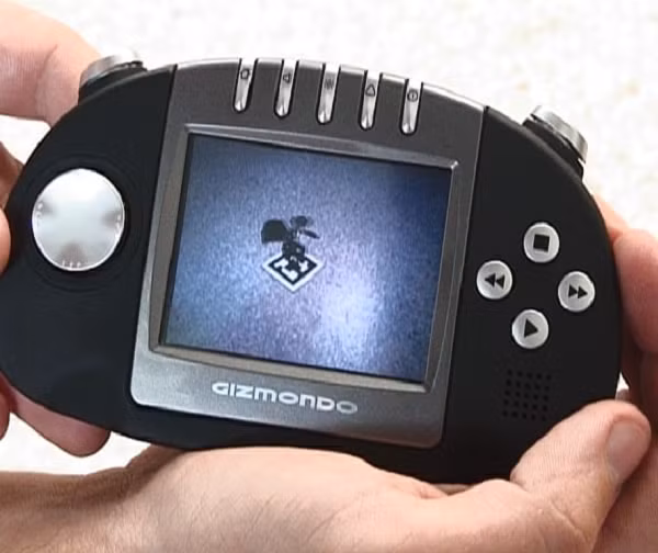 Sau thất bại năm 1997 với Game.com, Tiger Telematíc vẫn quyết tâm dốc toàn lực đầu tư Gizmondo. Máy chơi game này được tích hợp công nghệ khiến game thủ loá mắt: màn hình 2.8 inch độ phân giải 320 x 4240 pixel, hệ thống định vị GPS, GPRS, bộ vi xử lý ARM9 400MHz, chip đồ hoạ Nvidia GeForce 4500 3D…