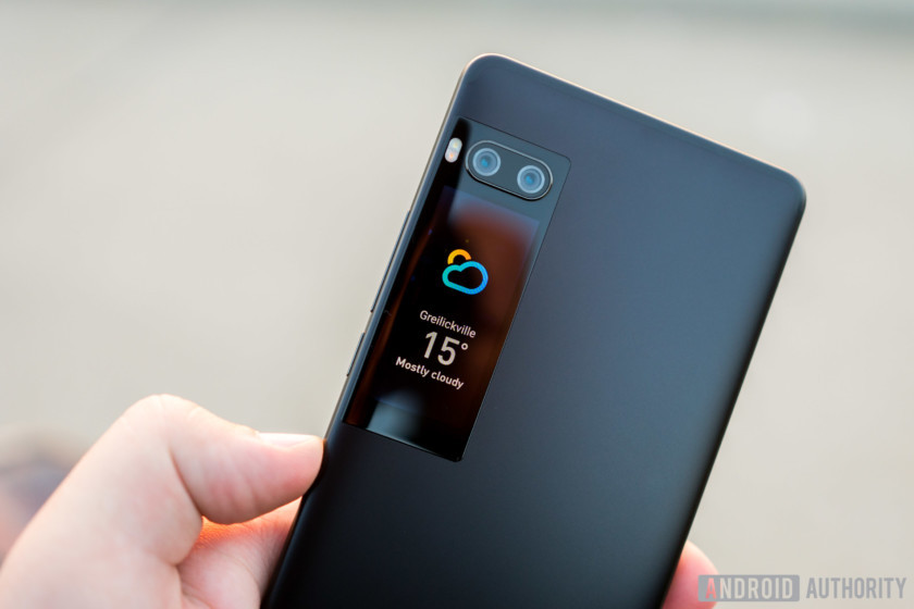 Đây là màn hình cảm ứng vì thế người dùng hoàn toàn có thể tương tác và sử dụng như thông thường. Công dụng của màn hình này là hiển thị thông báo, thời gian, cuộc gọi và hỗ trợ selfie bằng camera kép phía sau.