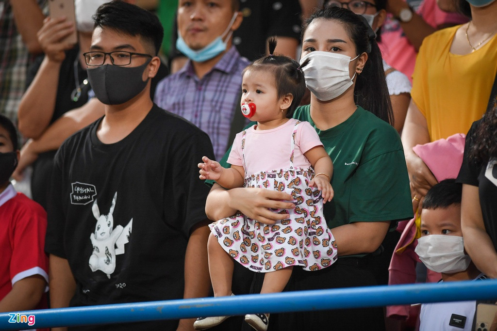 Người thân của các cầu thủ CLB Hà Nội và Viettel cũng đến sân theo dõi trận đấu. Khánh Linh (phải) đưa con đến sân cổ vũ Bùi Tiến Dũng. Trong một chia sẻ gần đây, cô khẳng định không có chuyện gì bất ổn làm ảnh hưởng đến hạnh phúc gia đình mình.