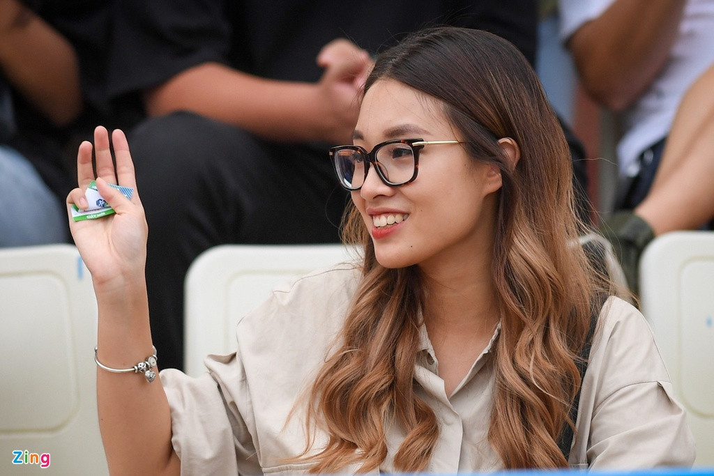 Khán đài A sân Hàng Đẫy có nhiều CĐV xinh đẹp đến theo dõi các thần tượng thi đấu. Nhiều cầu thủ 2 đội là thành viên các đội tuyển quốc gia Việt Nam.