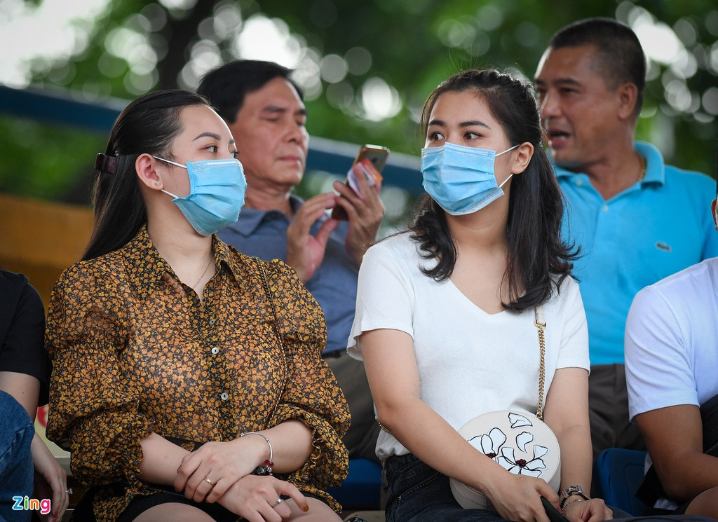 Thùy Phương (phải) - bà xã trung vệ Quế Ngọc Hải - cũng có mặt để cổ vũ chồng.