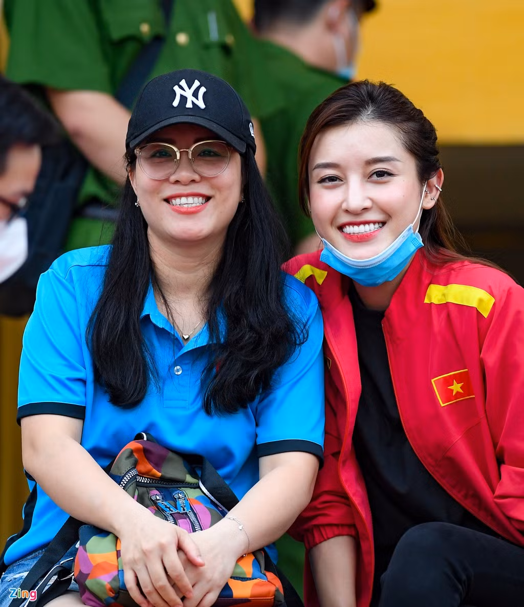 Đi cùng á hậu Việt Nam 2014 có người đại diện và một số bạn bè. Cô xuất hiện nổi bật trong chiếc áo jacket màu đỏ của đội tuyển Việt Nam.