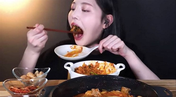 Một trong số những kênh mukbang được giới trẻ yêu thích nhất hiện nay không thể không kể đến Hamzy. Các video của nữ Youtuber này đặc biệt ở chỗ, cô nàng sẽ tự tay chế biến món ăn hấp dẫn trước khi thưởng thức chúng trước mặt khán giả.