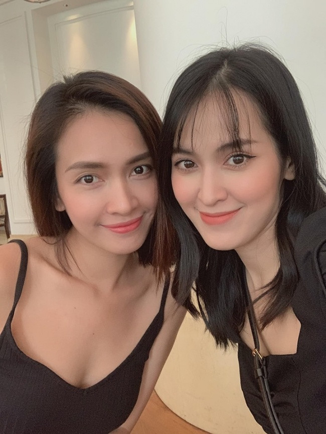 Một cặp sao nữ khác được ví như chị em sinh đôi là Ái Phương - Tú Vi. Hai người đẹp đều có gương mặt trái xoan thanh thoát. Trong một lần bà xã Văn Anh đăng ảnh chụp chung, không chỉ khán giả, các đồng nghiệp như Kha Ly, Lê Thúy, Trung Quân cũng cho rằng họ quá giống nhau. Ảnh: FBNV.