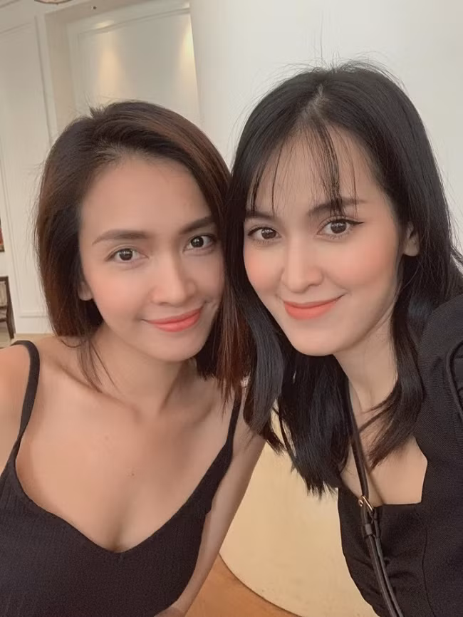 Một cặp sao nữ khác được ví như chị em sinh đôi là Ái Phương - Tú Vi. Hai người đẹp đều có gương mặt trái xoan thanh thoát. Trong một lần bà xã Văn Anh đăng ảnh chụp chung, không chỉ khán giả, các đồng nghiệp như Kha Ly, Lê Thúy, Trung Quân cũng cho rằng họ quá giống nhau. Ảnh: FBNV.