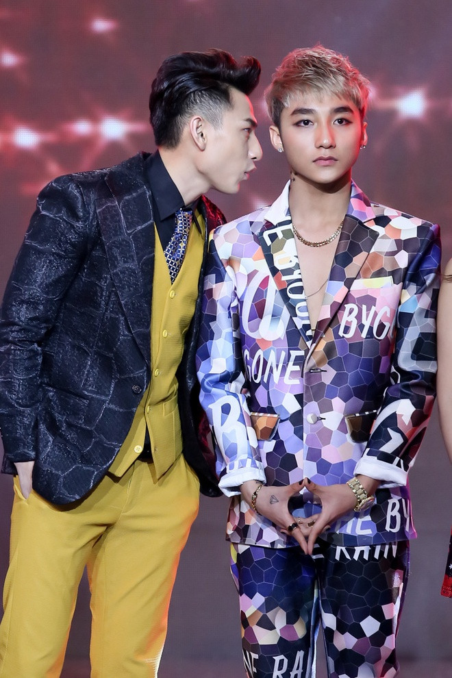 Gương mặt của Isaac và Sơn Tùng được nhận xét có nhiều nét giống nhau, nhất là chiếc mũi cao và đôi môi. Khi hai nam ca sĩ có cơ hội đứng chung trên sân khấu, người hâm mộ cảm thấy thú vị. Cựu trưởng nhóm 365 từng cho biết nét tương đồng về ngoại hình khiến một số bạn học cũ của anh cũng bị nhầm lẫn sau khi xem Sơn Tùng M-TP biểu diễn. Với lợi thế ngoại hình điển trai, hai sao nam đều sở hữu lượng fan nữ đông đảo. Ảnh: Thành Luân.