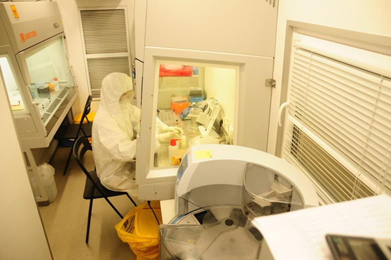 Ben trong co may xet nghiem COVID-19 di dong duy nhat Viet Nam-Hinh-3