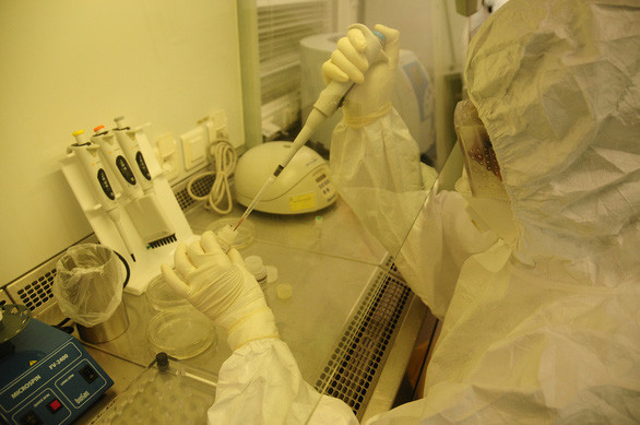 Ben trong co may xet nghiem COVID-19 di dong duy nhat Viet Nam-Hinh-4