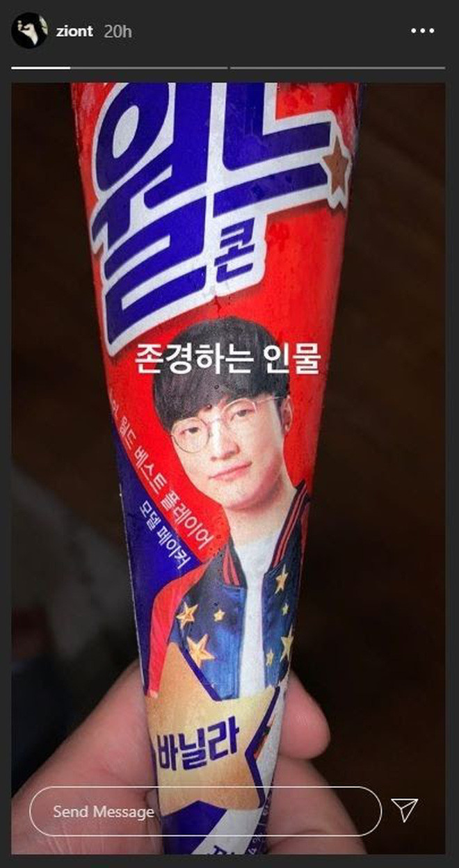 Qua bức ảnh chia sẻ trên Instagram gần đây, người hâm mộ mới biết được sự thật thú vị này. Trong ảnh, Zion.T khoe chiếc kem phiên bản Faker cùng dòng chữ "Người tôi hâm mộ". Phải khai lý lịch mới được chơi game | VTC