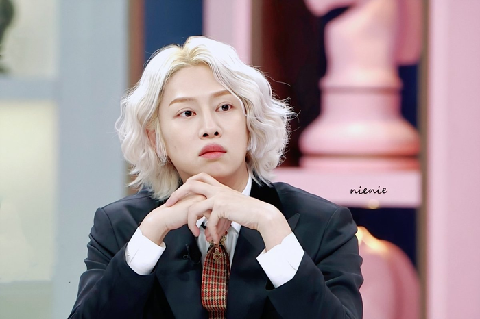Bằng chứng là Heechul sẵn sàng hủy mọi buổi tiệc cuối năm để tham gia chương trình cùng thần tượng. Trên truyền hình, nam idol hạng A cũng không ngần ngại ra sức bảo vệ Faker trước hội MC "chặt chém".
