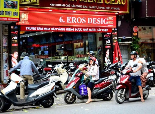 Gia vang tang cao, pho vang Ha Noi nhon nhip-Hinh-3