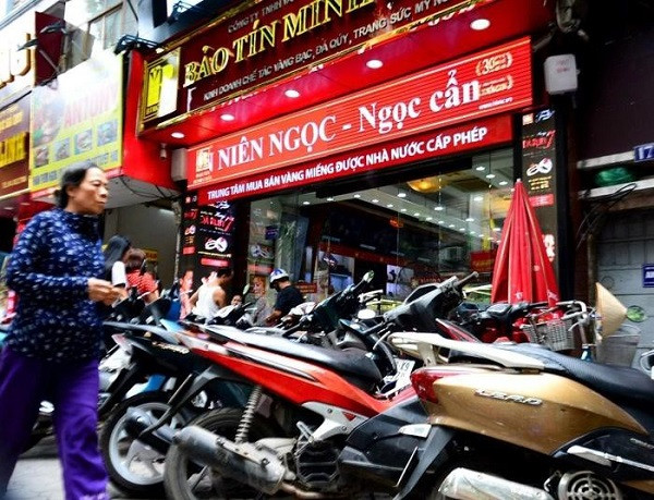 Gia vang tang cao, pho vang Ha Noi nhon nhip-Hinh-5